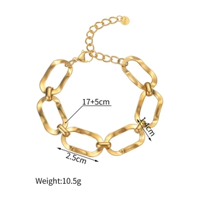 Détail du bracelet chaîne en acier inoxydable doré 18k mat avec fermoir mousqueton et logo