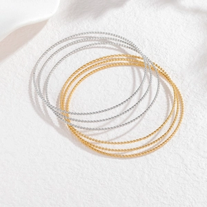 Elegante 6-delige gedraaide armbandset in goud en zilver voor een gelaagde look
