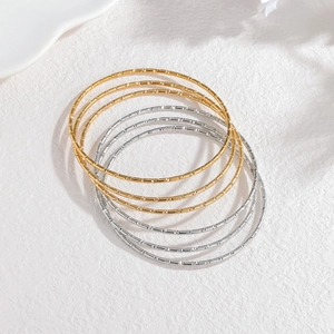 Roestvrijstalen armbandenset in goud en zilver met fijn geslepen geometrische texturen