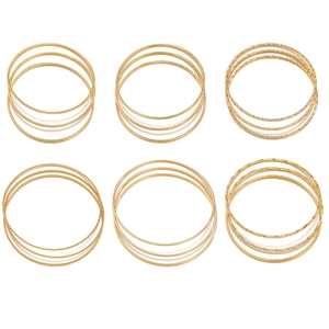 Minimalistische gouden roestvrijstalen armbandset met gedraaide en gladde geometrische texturen