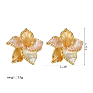 Vista detallada de aretes de flores 3D bañados en oro de 18k con esmalte rosa degradado