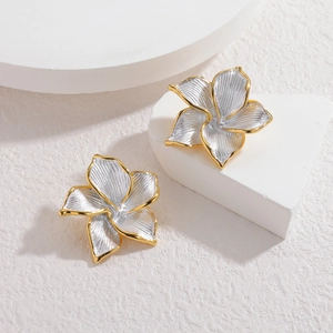 Pendientes de flores creativos en acero inoxidable 18k con pétalos de plata cepillada