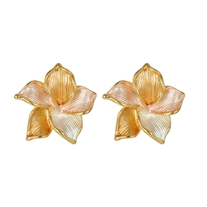 Elegantes pendientes de flores bañados en oro de 18k con pétalos en 3D y textura floral