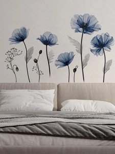 Détail de stickers muraux coquelicots bleus translucides dans une chambre minimaliste