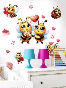 Dettaglio degli adesivi murali con api e coccinelle in una cameretta per bambini
