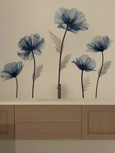 Détails de stickers muraux fleurs bleues translucides dans une salle de bain moderne