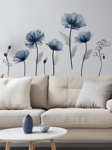 Stickers muraux coquelicots bleus artistiques décorant un salon moderne avec style