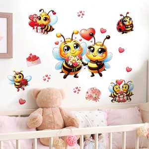 Adesivi murali con api cartoon, cuori e fiori in una cameretta accogliente