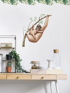 Détail du sticker mural aquarelle paresseux maman et bébé sur un mur blanc de chambre