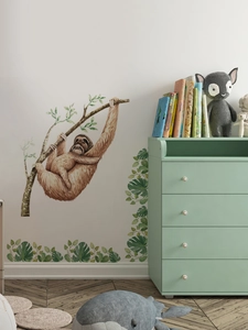 Détail de stickers muraux paresseux aquarelle avec feuilles de monstera pour chambre enfant