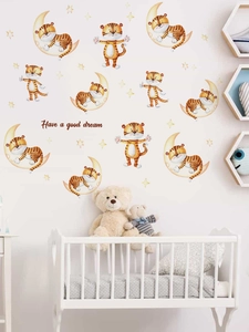 Dettaglio di adesivi murali con tigre e luna in una camera da letto per bambini calda
