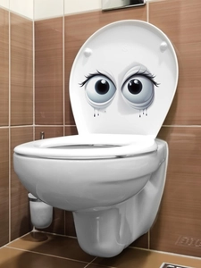 Lustiger Toilettenaufkleber mit großen Augen und Wimpern auf weißem Klodeckel-Dekor