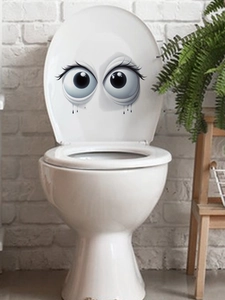 Lustiger 3D Augen Toilettenaufkleber mit Wimpern auf weißem WC-Deckel im Badezimmer