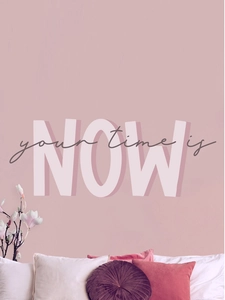 Dettaglio dell'adesivo murale 'Your Time is Now' su parete rosa con elementi floreali