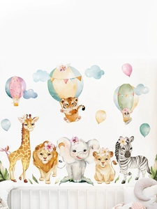 Détail de stickers muraux aquarelle éléphant et girafe dans une chambre de bébé