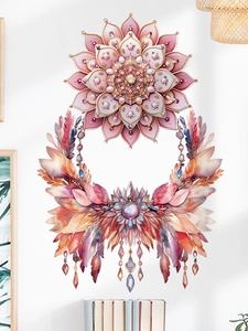 Dettaglio dell'adesivo murale con fiore mandala rosa e piuma boho su una parete bianca