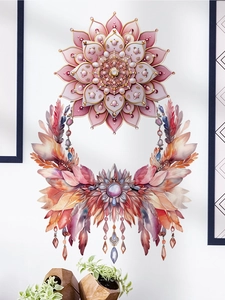 Dettaglio dell'adesivo murale fiore mandala rosa con piume pendenti e accenti di gemme