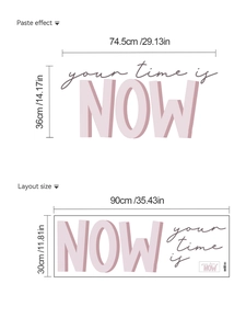 Dettaglio dell'adesivo murale con citazione Your Time Is Now e misure di 74.5x36cm