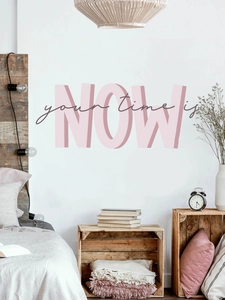 Dettaglio dell'adesivo da parete 'Your time is NOW' in una camera da letto calda