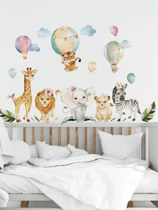 Stickers muraux animaux de la jungle à l'aquarelle décorant une chambre de bébé douce