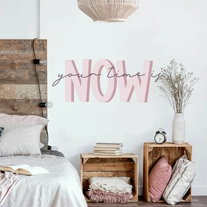 Adesivo murale moderno Your Time is Now con lettere 3D rosa per decoro camera da letto