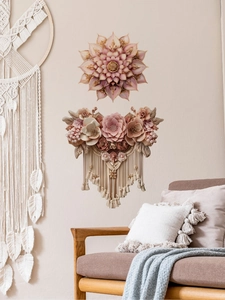 Dettaglio di decorazione murale floreale 3D rosa con frange macramè e texture mandala