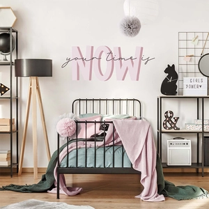 Adesivo murale moderno Your Time Is Now rosa e nero per decoro camera da letto