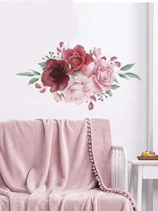 Détails de stickers muraux roses aquarelles posés dans un décor de salon chaleureux