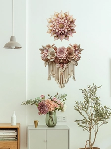 Dettaglio del rilievo floreale 3D rosa e decorazione murale boho con nappe rosa