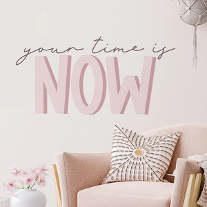Adesivo murale moderno Your Time is Now in rosa e taupe per decorazione soggiorno
