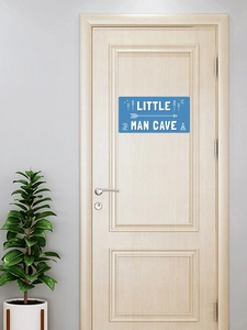 Plaque de porte Little Man Cave bleue avec icônes de camping sur porte blanche