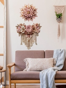 Dettaglio di adesivo murale mandala 3D rosa con nappe pendenti e perline in stile boho