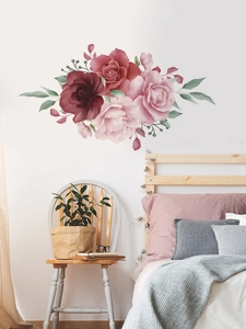 Détails de stickers muraux roses roses style aquarelle posés sur un mur de chambre à coucher