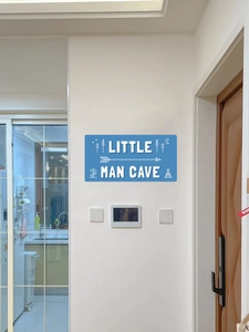 Détail du sticker mural bleu Little Man Cave avec motifs de tente et d'étoiles