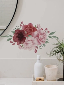 Vue détaillée des stickers muraux roses roses sur un mur propre avec décorations