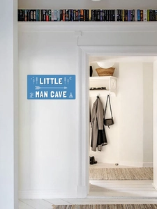 Détail d'un sticker mural bleu Little Man Cave avec étoiles et tentes pour chambre d'enfant