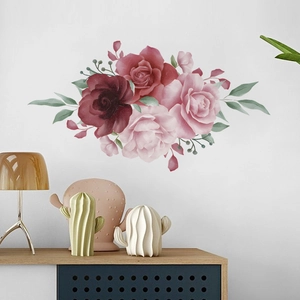 Stickers muraux roses à l'aquarelle au-dessus d'un meuble en bois pour décor de salon