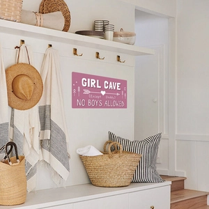 Panneau décoratif mural rose Girl Cave avec texte blanc pour chambre de fille
