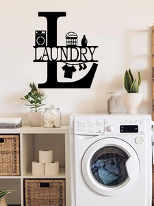Détail de la décoration murale noire pour buanderie avec lettre L et icônes lavage