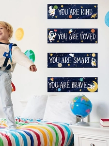Vue détaillée de quatre stickers muraux espace avec phrases motivantes dans une chambre d'enfant