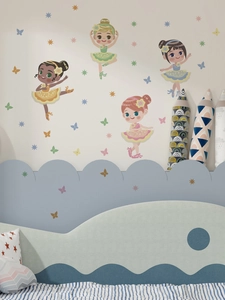Détail des stickers muraux ballerine avec étoiles colorées et papillons décoratifs