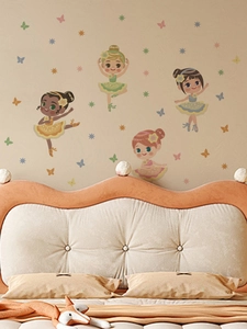 Détail de stickers muraux ballerines avec papillons sur un mur de chambre beige
