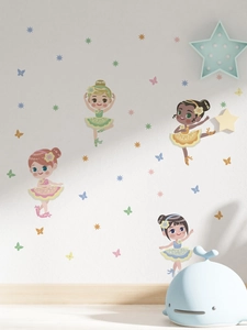 Détail de stickers muraux danseuse de ballet aux tons doux sur mur blanc de chambre