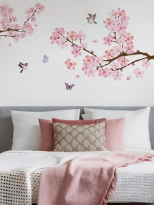 Détail de stickers muraux fleurs de cerisier roses avec oiseaux dans une chambre moderne