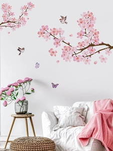 Détail de stickers muraux avec fleurs de cerisier roses, moineaux en vol et papillons mauves