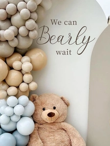 Détail de la déco baby shower avec arche de ballons, ours et fond We Can Bearly Wait