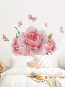 Vue détaillée de stickers muraux roses aquarelle dans une décoration de chambre cosy