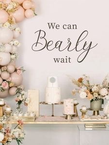 Vue détaillée du décor de baby shower We Can Bearly Wait avec arche de ballons roses