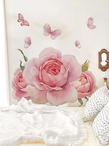 Détail de stickers muraux roses aquarelles avec papillons pour décor de chambre élégante