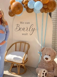 Détail déco baby shower avec arche We Can Bearly Wait, ballons et ours en peluche